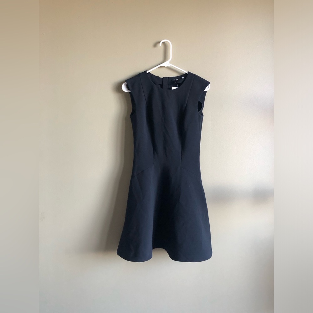 NWT H&M Women Sleeveless black fit-and-flare mini Dress Size 4